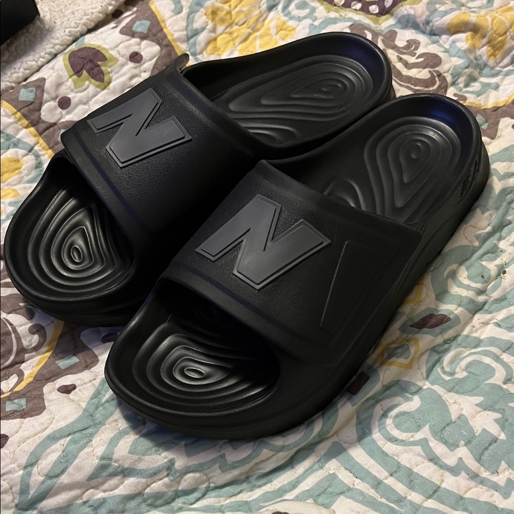 🔥BLACK NEW BALANCE COMFORTABLE ADJUSTABLE SLIDES!!!!